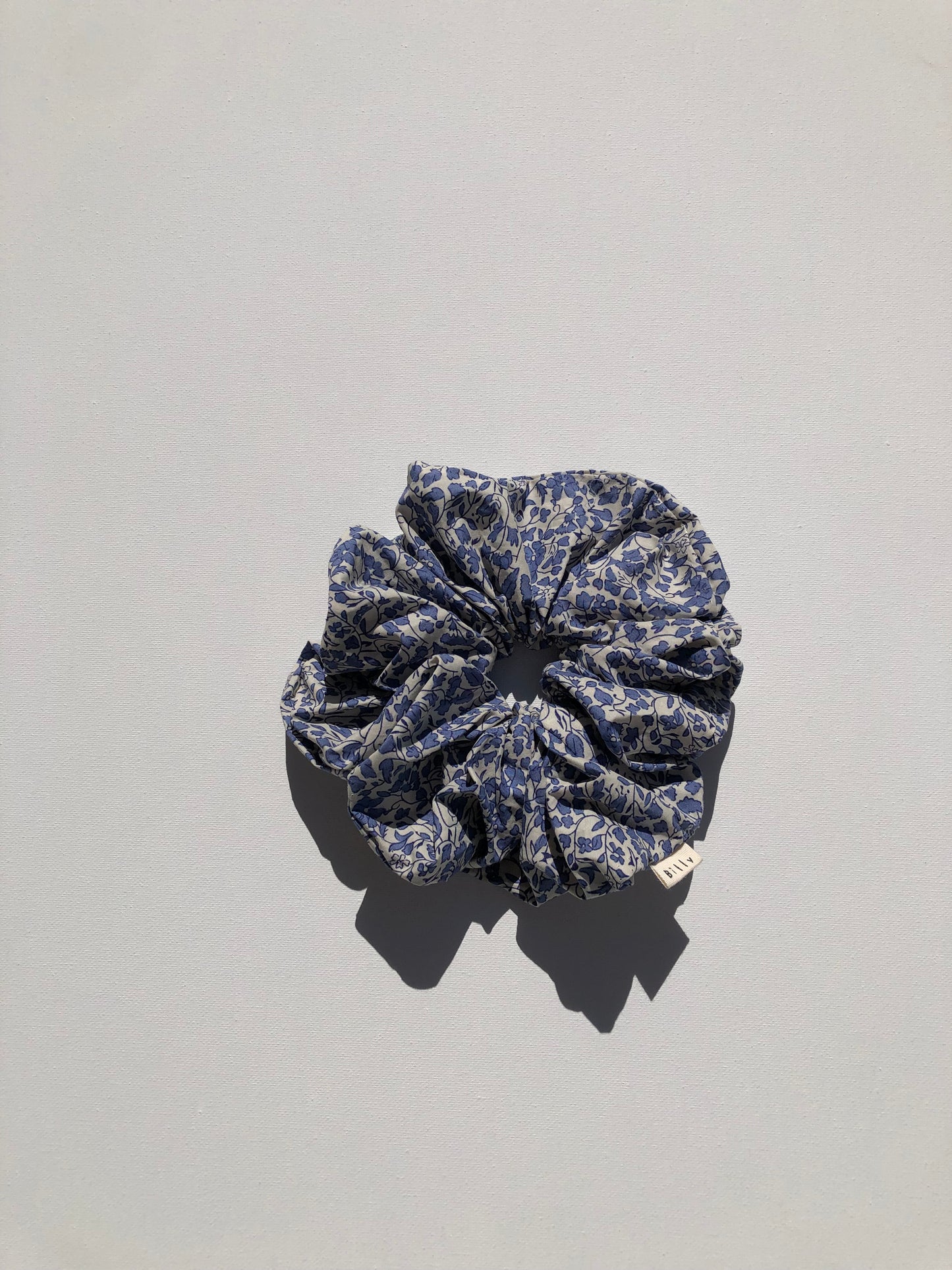 VICTORIA FLORAL SCRUNCHIE