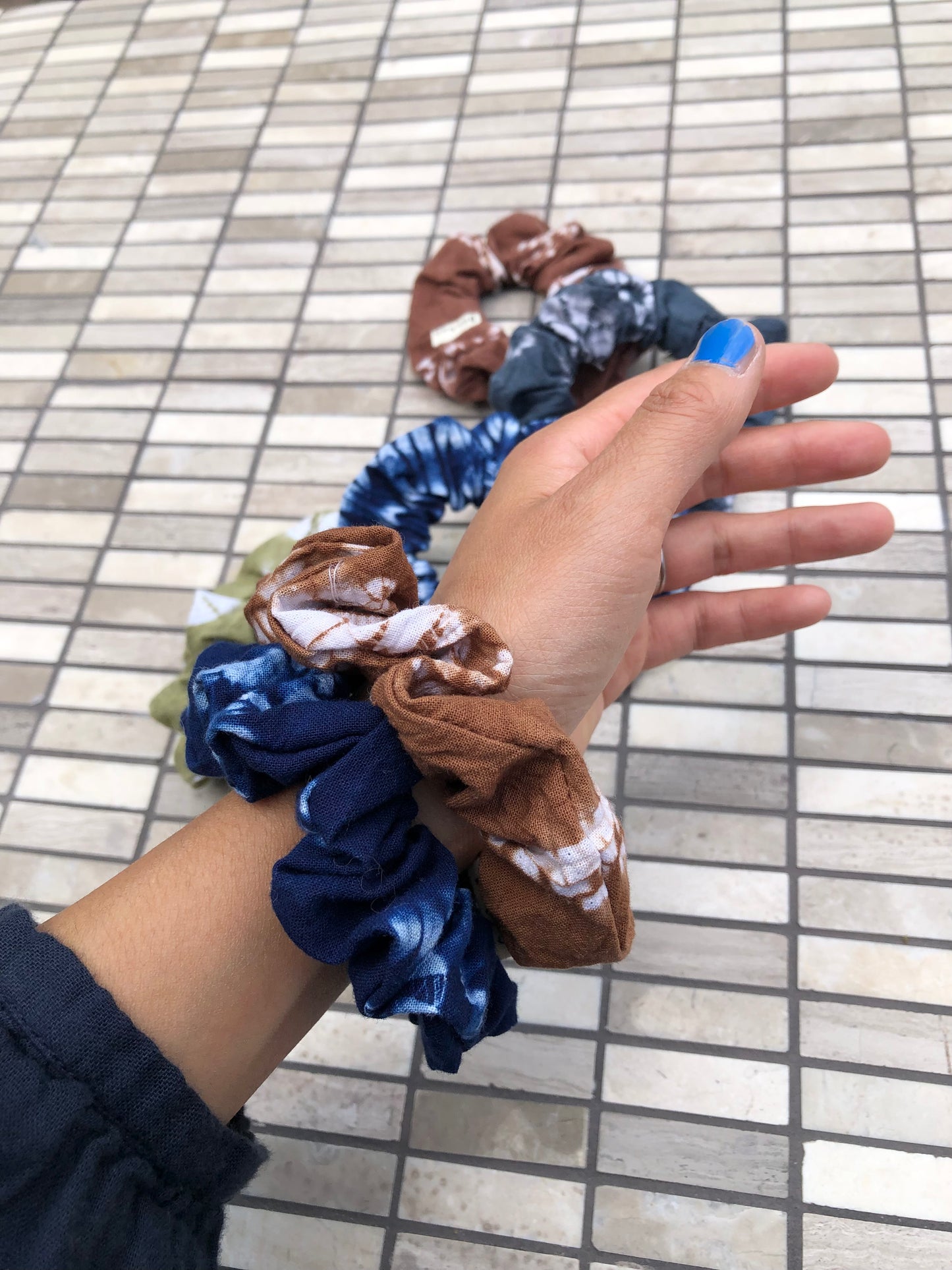TIE - DYE SCRUNCHIES